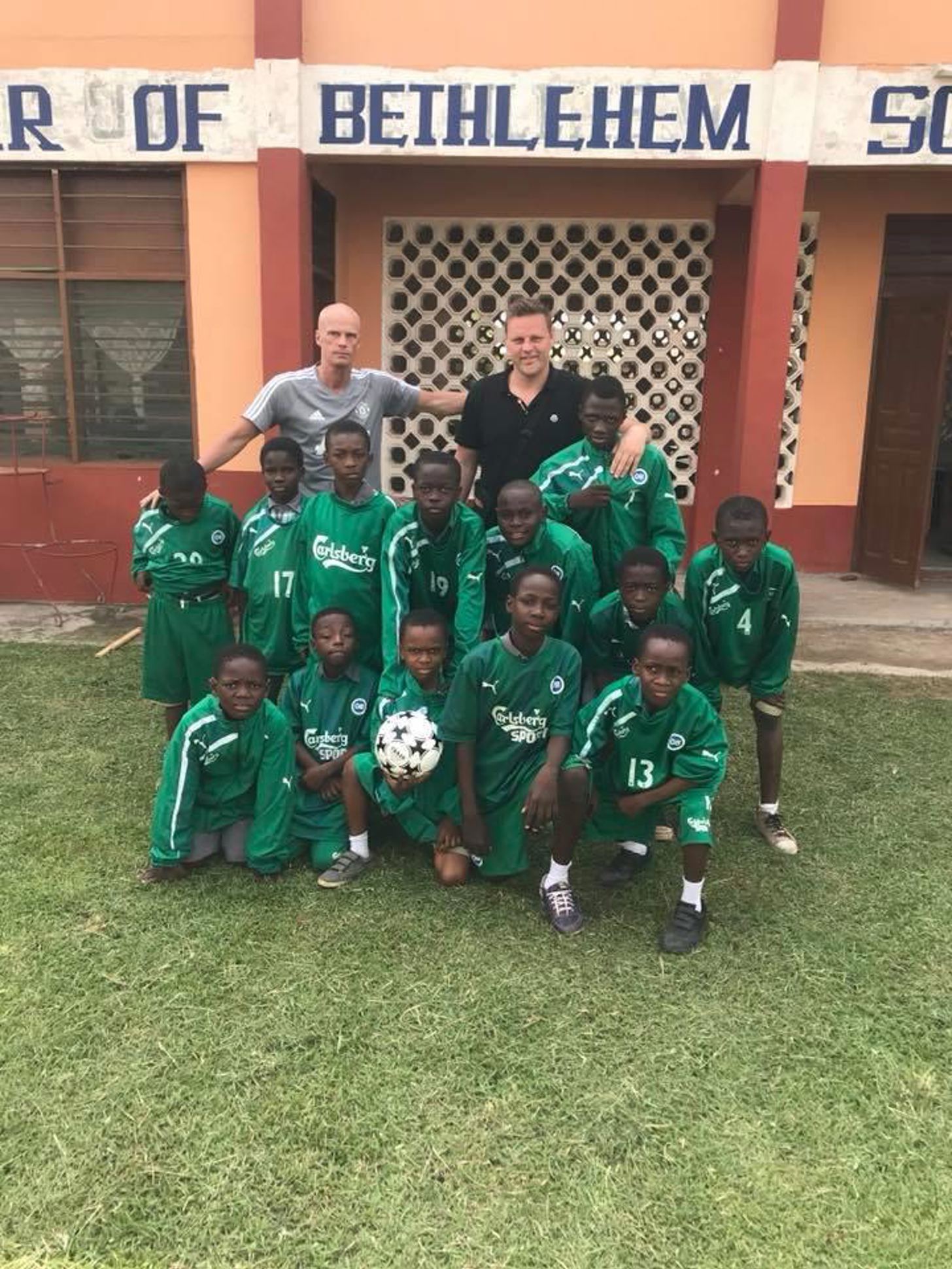 OB sender fodboldtøj
til fattige børn i Ghana